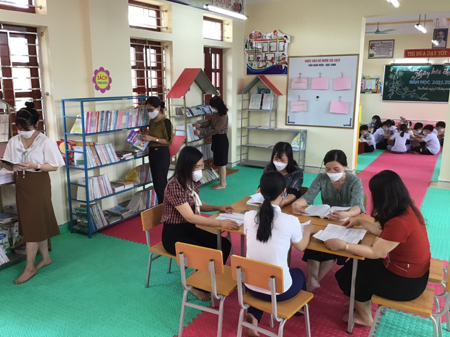 Cả cô và trò cùng nhau tăng cường thói quen đọc sách. Cả cô và trò cùng nhau tăng cường thói quen đọc sách.