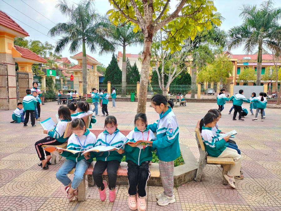 Các em học sinh có thể đọc sách ở nhiều vị trí chứ không chỉ riêng trong thư viện trường Các em học sinh có thể đọc sách ở nhiều vị trí chứ không chỉ riêng trong thư viện trường