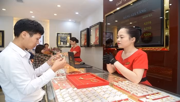 Giá vàng hôm nay 18/1 giảm mạnh