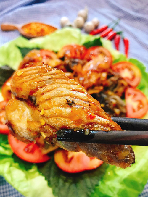 Cá hồi chiên nước mắm thơm ngon cho bữa cơm chiều ảnh 1 Cá hồi chiên nước mắm, ngon cơm chiều mưa - 1