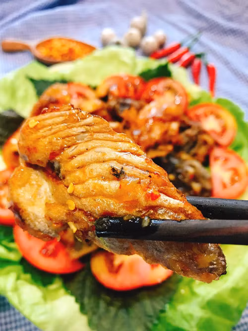 Cá hồi chiên nước mắm, ngon cơm chiều mưa - 1