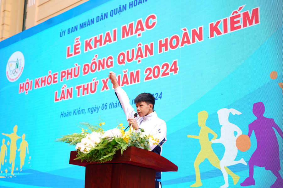 VĐV Nguyễn Duy Quang - học sinh lớp 8H1 trường THCS Trưng Vương đọc lời tuyên thệ.