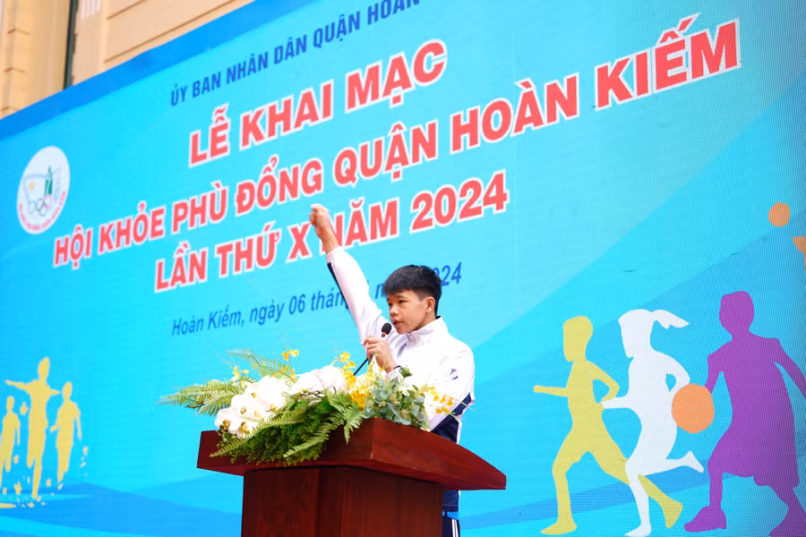 VĐV Nguyễn Duy Quang - học sinh lớp 8H1 trường THCS Trưng Vương đọc lời tuyên thệ.