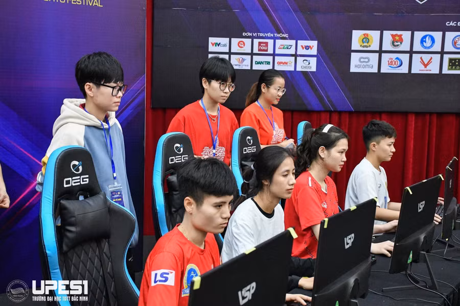 Các vận động viên thi đấu Bóng bàn điện tử trên máy tính.