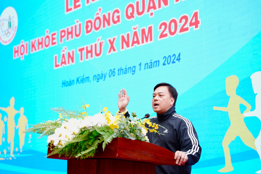 Trọng tài Trần Mạnh Hà đại diện tổ trọng tài đọc lời tuyên thệ.