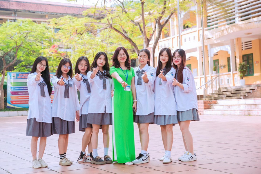 Cô trò tại Trường THPT Kim Ngọc, tỉnh Vĩnh Phúc trong giờ ra chơi. Ảnh minh họa: Đình Tuệ. Cô trò tại Trường THPT Kim Ngọc, tỉnh Vĩnh Phúc trong giờ ra chơi. Ảnh minh họa: Đình Tuệ.