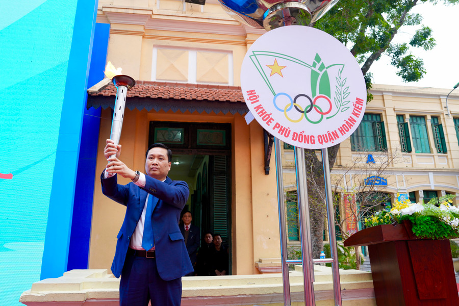 Ông Nguyễn Quốc Khánh - Phó Bí thư Thường trực quận ủy Hoàn Kiếm thắp sáng ngọn lửa truyền thống tại Hội khỏe Phù Đổng năm 2024.
