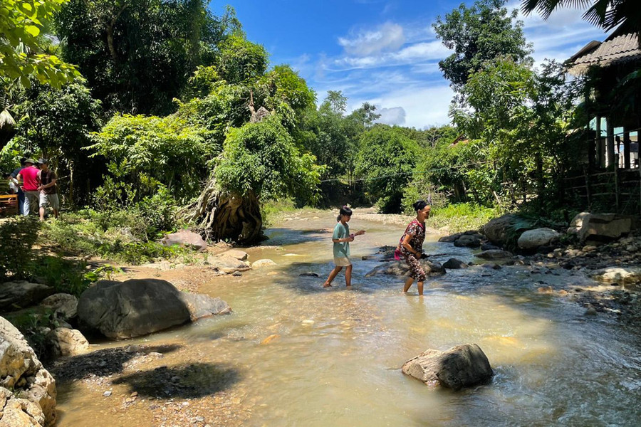 Vào mùa mưa lũ, nước suối dâng cao khiến giao thông chia cắt, các em học sinh bản Xốp Cốc không thể đến trường. Vào mùa mưa lũ, nước suối dâng cao khiến giao thông chia cắt, các em học sinh bản Xốp Cốc không thể đến trường.