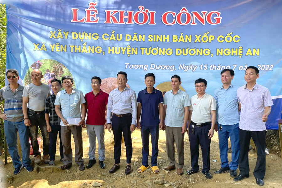 Các thành viên CLB trao số tiền làm cầu cho đại diện chính quyền địa phương. Các thành viên CLB trao số tiền làm cầu cho đại diện chính quyền địa phương.