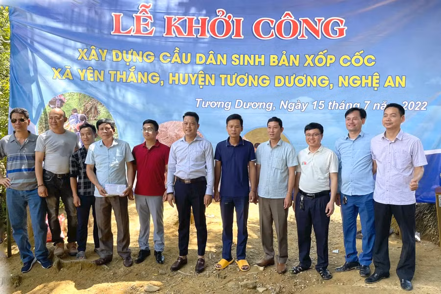 Các thành viên CLB trao số tiền làm cầu cho đại diện chính quyền địa phương.