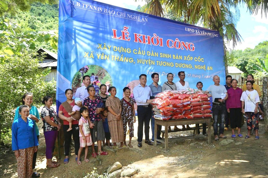 Người dân bản Xốp Cốc vui mừng vì sắp có cầu để đi lại. Người dân bản Xốp Cốc vui mừng vì sắp có cầu để đi lại.