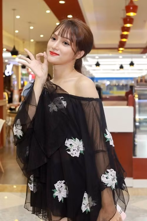 Hương Giang Idol cảm thấy may mắn khi có được sự tự nhiên và luôn là chính mình trong thế giới showbiz. Huong Giang Idol: ‘So thich nam tinh nhat cua toi la phuot’ hinh anh 2