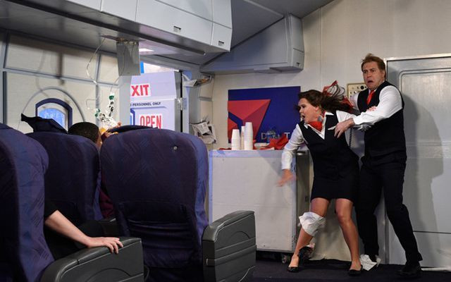 Điều gì sẽ xảy ra khi cửa máy bay đột nhiên bật mở lúc đang bay?