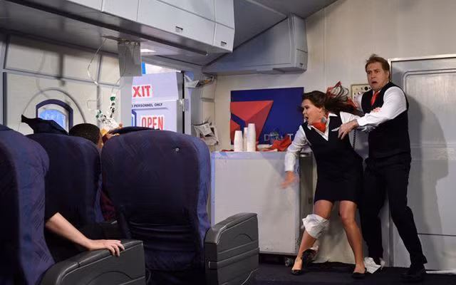 Điều gì sẽ xảy ra khi cửa máy bay đột nhiên bật mở lúc đang bay?