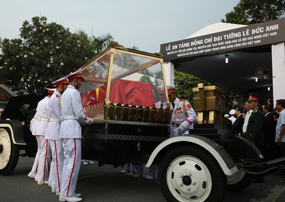 Đoàn xe đưa nguyên Chủ tịch nước, Đại tướng Lê Đức Anh về nơi yên nghỉ cuối cùng.