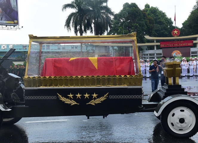 Đoàn xe chở linh cữu nguyên Chủ tịch nước, Đại tướng Lê Đức Anh qua Bộ Tư lệnh Quân khu 7 và nhà riêng của ông ở số 240 đường Pasteur.