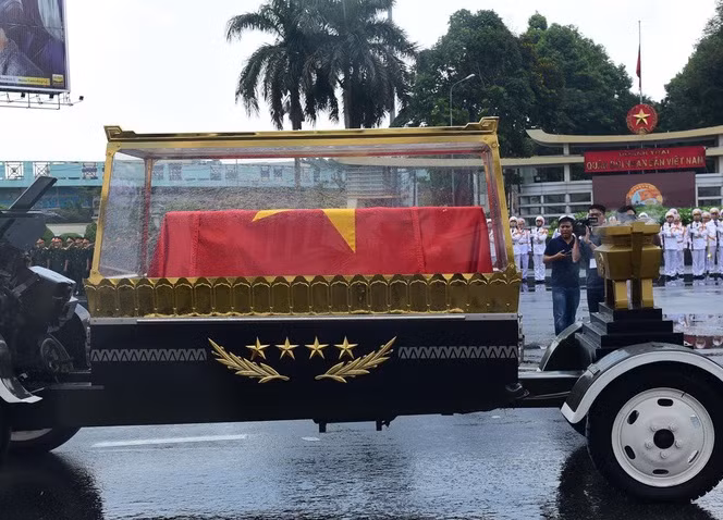 Đoàn xe chở linh cữu nguyên Chủ tịch nước, Đại tướng Lê Đức Anh qua Bộ Tư lệnh Quân khu 7 và nhà riêng của ông ở số 240 đường Pasteur.