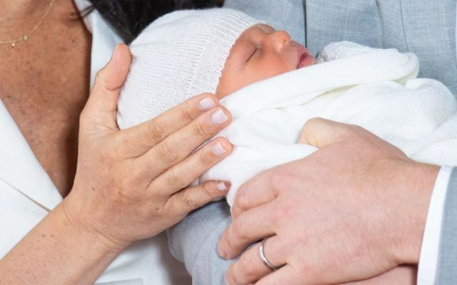 Vợ chồng Hoàng tử Harry công khai hình ảnh đầu tiên về con trai đầu lòng