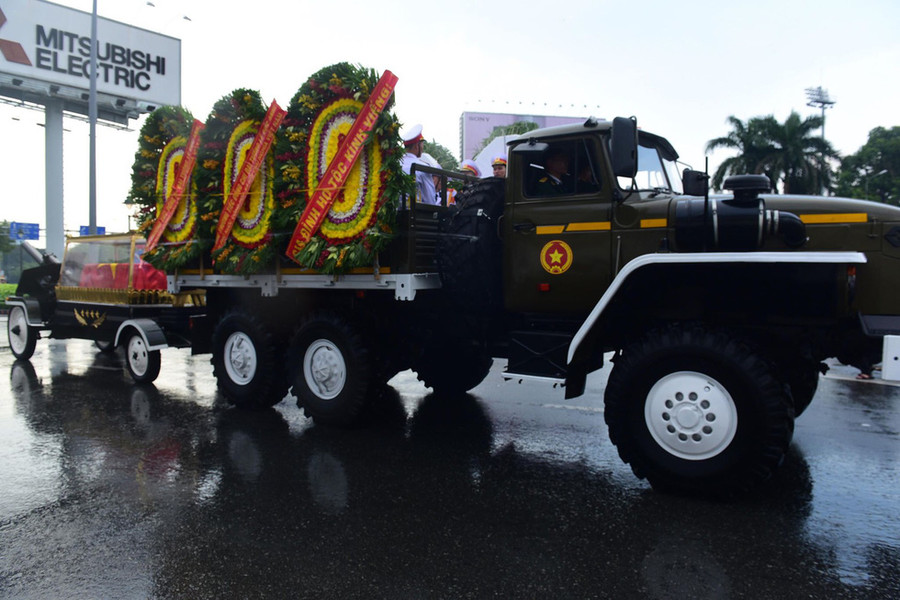 Đoàn xe chở linh cữu nguyên Chủ tịch nước, Đại tướng Lê Đức Anh qua Bộ Tư lệnh Quân khu 7 và nhà riêng của ông ở số 240 đường Pasteur.