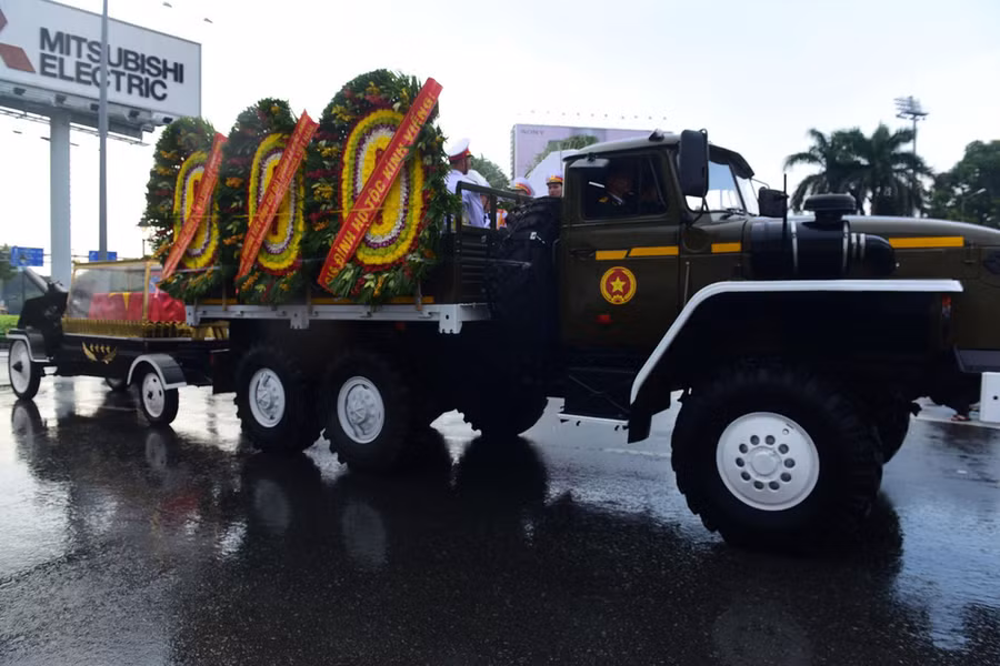 Đoàn xe chở linh cữu nguyên Chủ tịch nước, Đại tướng Lê Đức Anh qua Bộ Tư lệnh Quân khu 7 và nhà riêng của ông ở số 240 đường Pasteur.