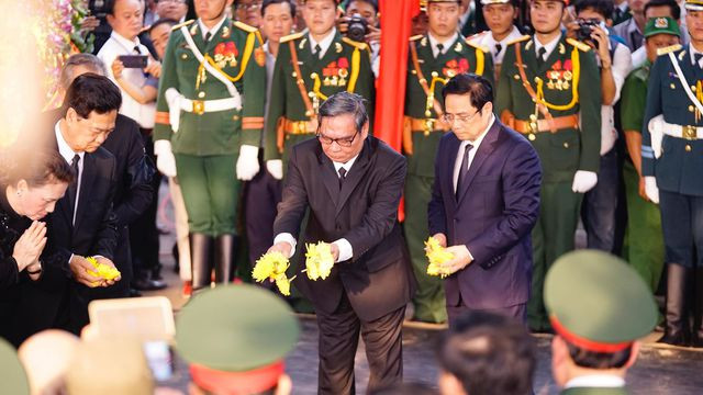 Thủ tướng Nguyễn Xuân Phúc, Chủ tịch Quốc hội Nguyễn Thị Kim Ngân, nguyên Thủ tướng Nguyễn Tấn Dũng… thả nắm hoa cúc vàng xuống huyệt mộ tiễn biệt nguyên Chủ tịch nước, Đại tướng Lê Đức Anh.