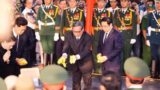 Thủ tướng Nguyễn Xuân Phúc, Chủ tịch Quốc hội Nguyễn Thị Kim Ngân, nguyên Thủ tướng Nguyễn Tấn Dũng… thả nắm hoa cúc vàng xuống huyệt mộ tiễn biệt nguyên Chủ tịch nước, Đại tướng Lê Đức Anh.