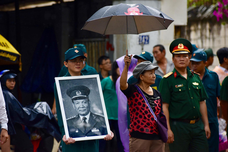 Người dân TP.HCM chờ đoàn xe chở linh cữu nguyên Chủ tịch nước, Đại tướng Lê Đức Anh.