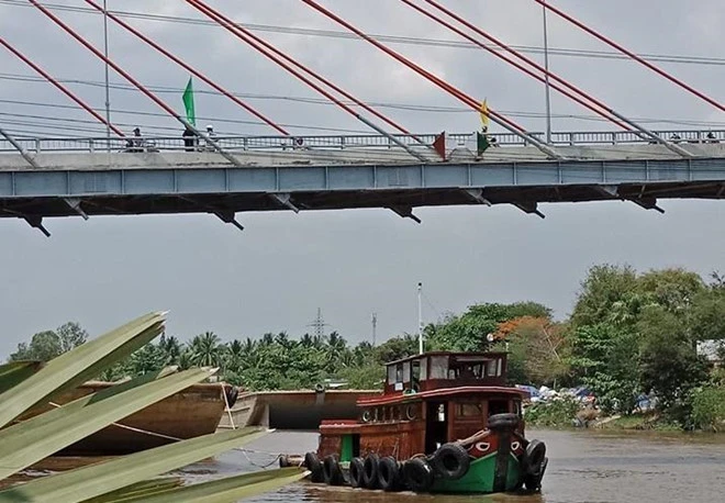 Thanh niên nhảy cầu vì bạn gái đi chơi cùng người khác