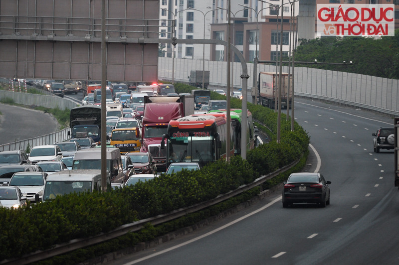 Hướng vào thành phố, lượng phương tiện càng đông khi vào những giờ cuối ngày.