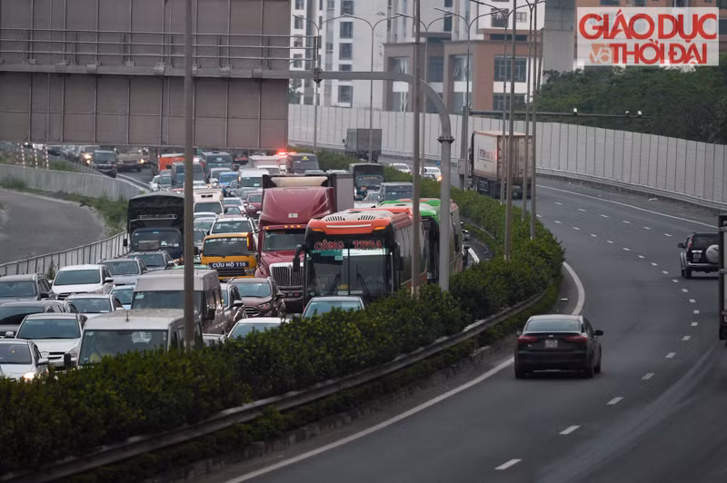 Hướng vào thành phố, lượng phương tiện càng đông khi vào những giờ cuối ngày.