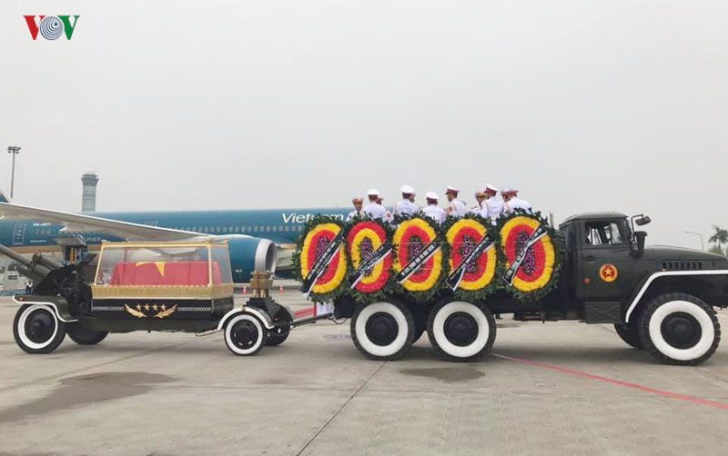 tien biet dai tuong le duc anh tai san bay noi bai hinh 9