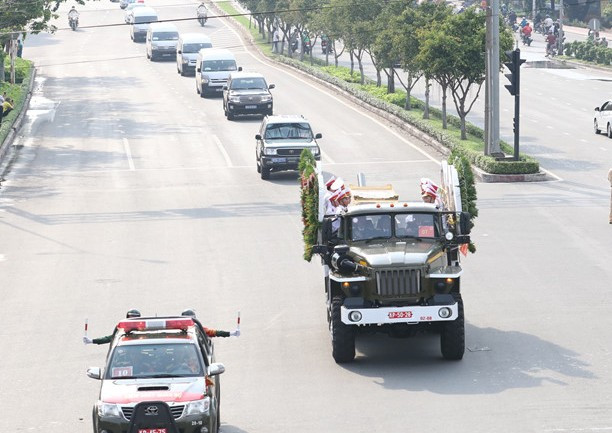 Đoàn xe đưa nguyên Chủ tịch nước, Đại tướng Lê Đức Anh về nơi yên nghỉ cuối cùng.