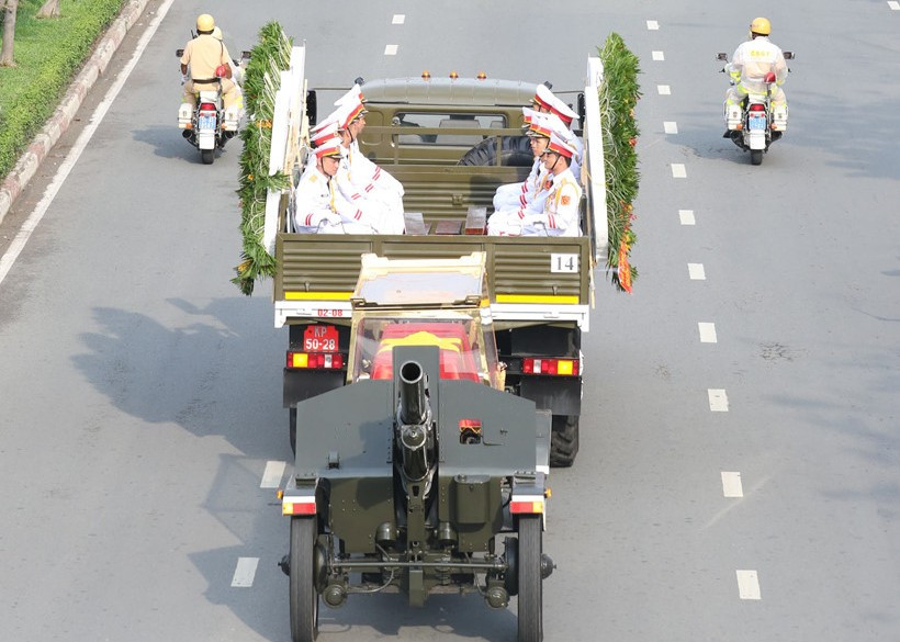 Đoàn xe đưa nguyên Chủ tịch nước, Đại tướng Lê Đức Anh về nơi yên nghỉ cuối cùng.