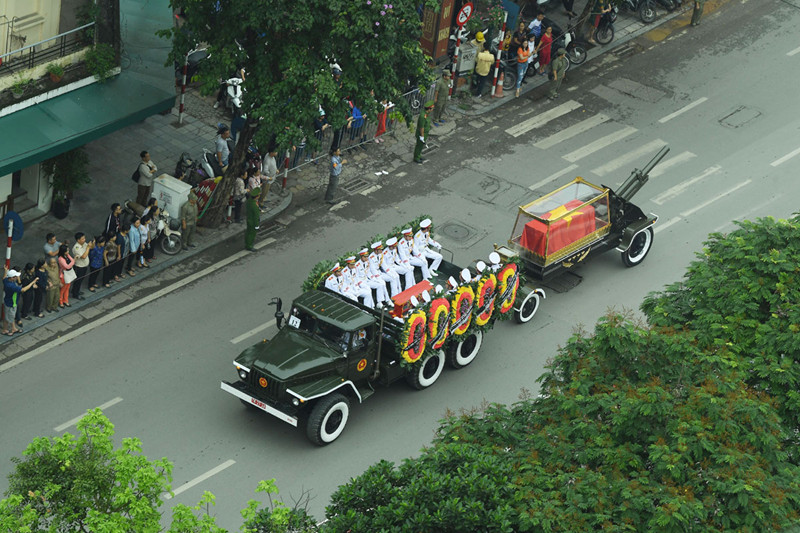 tien biet dai tuong le duc anh tai san bay noi bai hinh 2