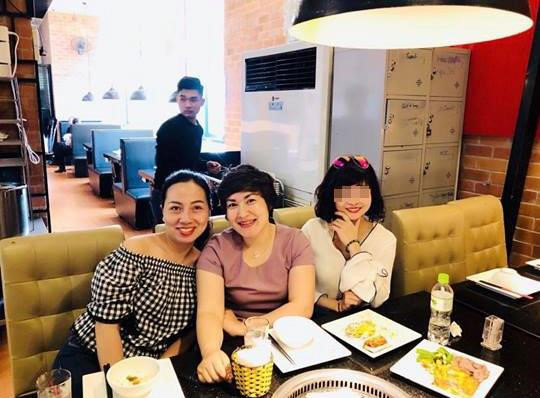 Chị Trần Thị Quỳnh tươi cười bên những người bạn đồng khóa 91-94. Ảnh: FBNV. Tai nan o ham Kim Lien: