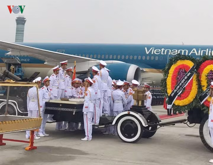 tien biet dai tuong le duc anh tai san bay noi bai hinh 11