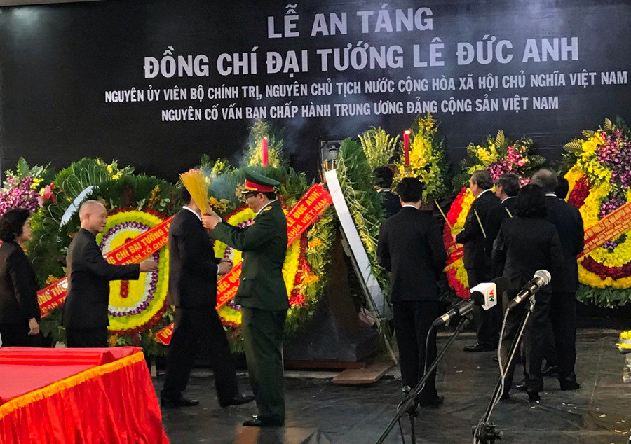 Lãnh đạo, nguyên lãnh đạo Đảng, Nhà nước tiễn biệt nguyên Chủ tịch nước, Đại tướng Lê Đức Anh. Ảnh: VGP/Lê Anh.