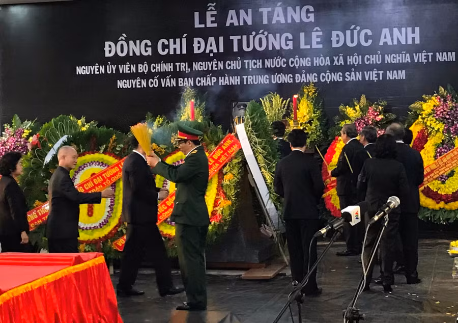 Lãnh đạo, nguyên lãnh đạo Đảng, Nhà nước tiễn biệt nguyên Chủ tịch nước, Đại tướng Lê Đức Anh. Ảnh: VGP/Lê Anh.