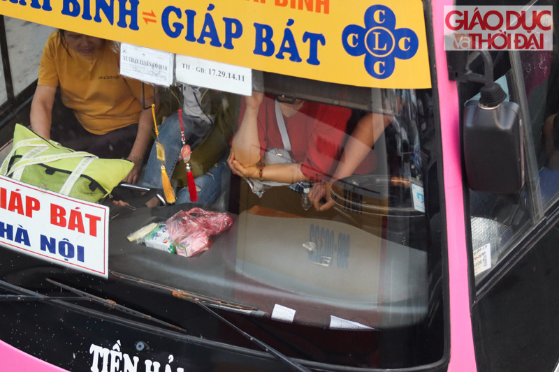 Những tuyến xe từ các tỉnh đổ về Hà Nội đông kín hành khách.