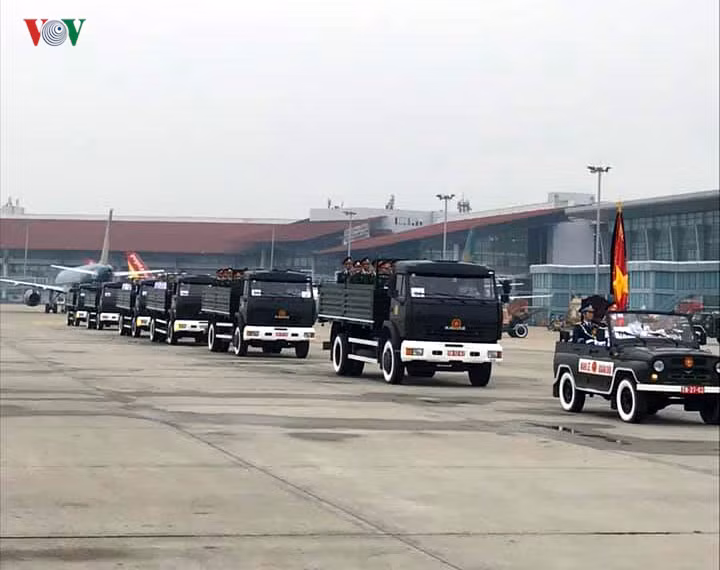 tien biet dai tuong le duc anh tai san bay noi bai hinh 3