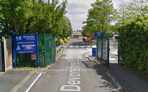 Mẹ nợ tiền trường, học sinh Anh phải ăn trưa bằng bánh mì và bơ ảnh 1 Trường trung học cơ sởRavensdale (Derbyshire, Anh), nơi hai con củaKatrina Dakin đang theo học. Ảnh:Derby Telegreaph WS