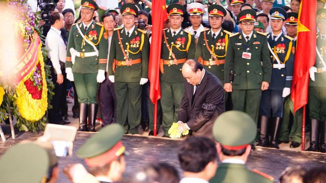 Thủ tướng Nguyễn Xuân Phúc, Chủ tịch Quốc hội Nguyễn Thị Kim Ngân, nguyên Thủ tướng Nguyễn Tấn Dũng… thả nắm hoa cúc vàng xuống huyệt mộ tiễn biệt nguyên Chủ tịch nước, Đại tướng Lê Đức Anh.