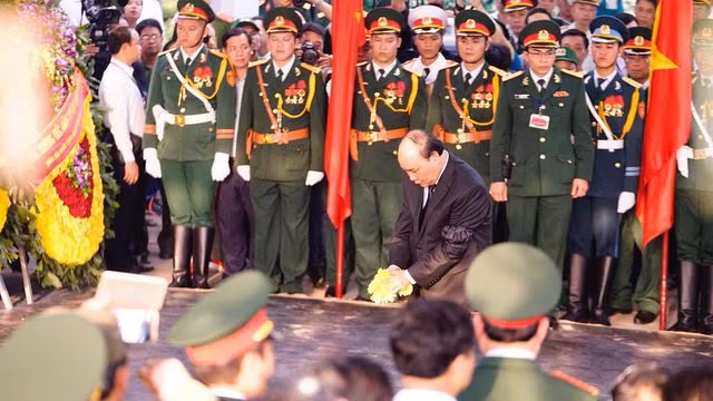 Thủ tướng Nguyễn Xuân Phúc, Chủ tịch Quốc hội Nguyễn Thị Kim Ngân, nguyên Thủ tướng Nguyễn Tấn Dũng… thả nắm hoa cúc vàng xuống huyệt mộ tiễn biệt nguyên Chủ tịch nước, Đại tướng Lê Đức Anh.