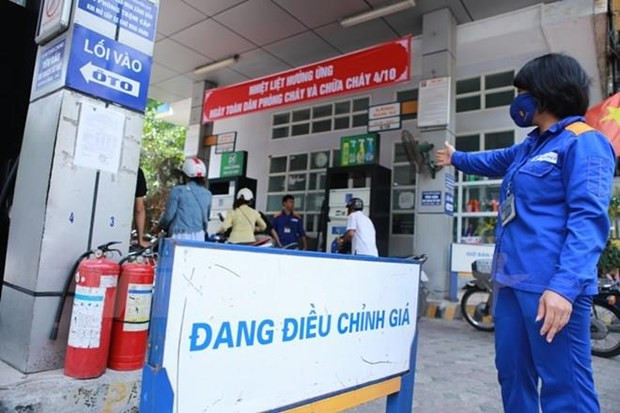 Một trong những cửa hàng trực thuộc Petrolimex chuẩn bị niêm yết giá mới. (Ảnh: Đức Duy/Vietnam+).