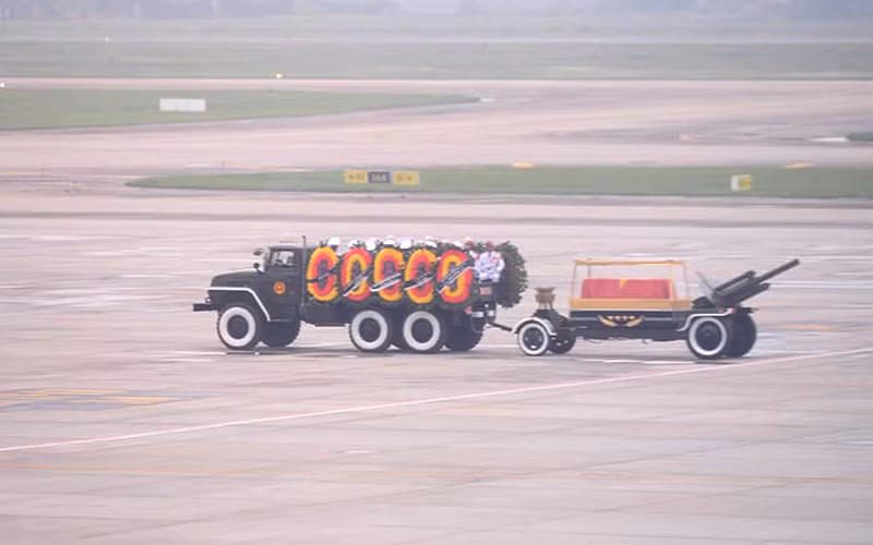 tien biet dai tuong le duc anh tai san bay noi bai hinh 6