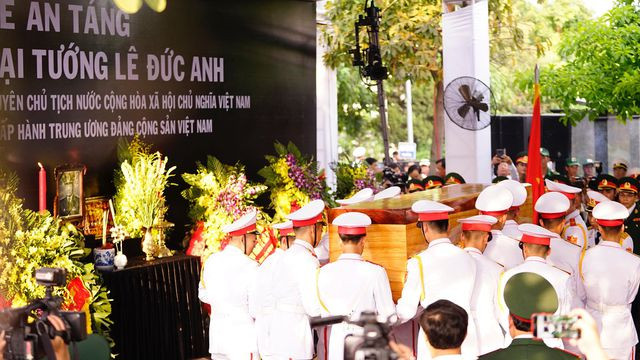 Đội tiêu binh đưa linh cữu nguyên Chủ tịch nước, Đại tướng Lê Đức Anh vào huyệt mộ.