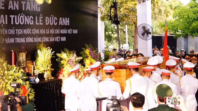 Đội tiêu binh đưa linh cữu nguyên Chủ tịch nước, Đại tướng Lê Đức Anh vào huyệt mộ.