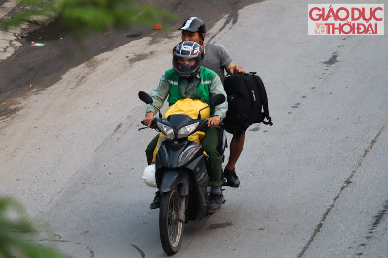 Theo một đồng chí CSGT, trong chiều tối 30/4 lượng phương tiện hướng về phía Hà Nội đã tăng lên, cũng như mọi năm vào khoảng trưa, chiều tối ngày mai(1/5) là thời gian đỉnh điểm, khi các phương tiện dồn về Hà Nội sẽ đông hơn rất nhiều ngày hôm nay.