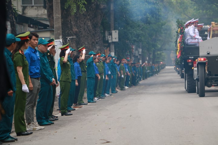 Đoàn xe đưa linh cữu nguyên Chủ tịch nước Lê Đức Anh về qua nhà riêng tại phố Hoàng Diệu (Hà Nội).