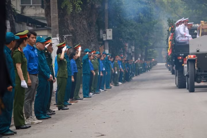 Đoàn xe đưa linh cữu nguyên Chủ tịch nước Lê Đức Anh về qua nhà riêng tại phố Hoàng Diệu (Hà Nội).